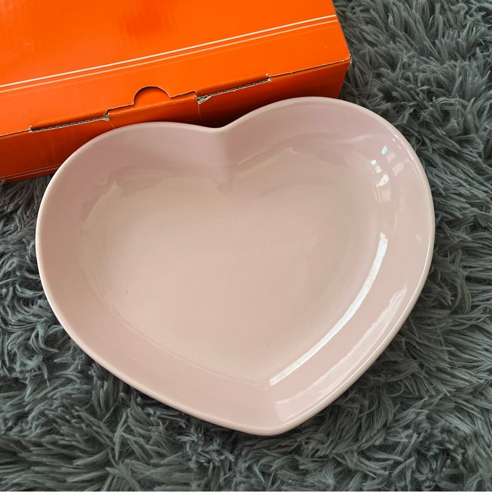 BNIB Le Creuset 21cm Medium Heart Dish - Chiffon Pink